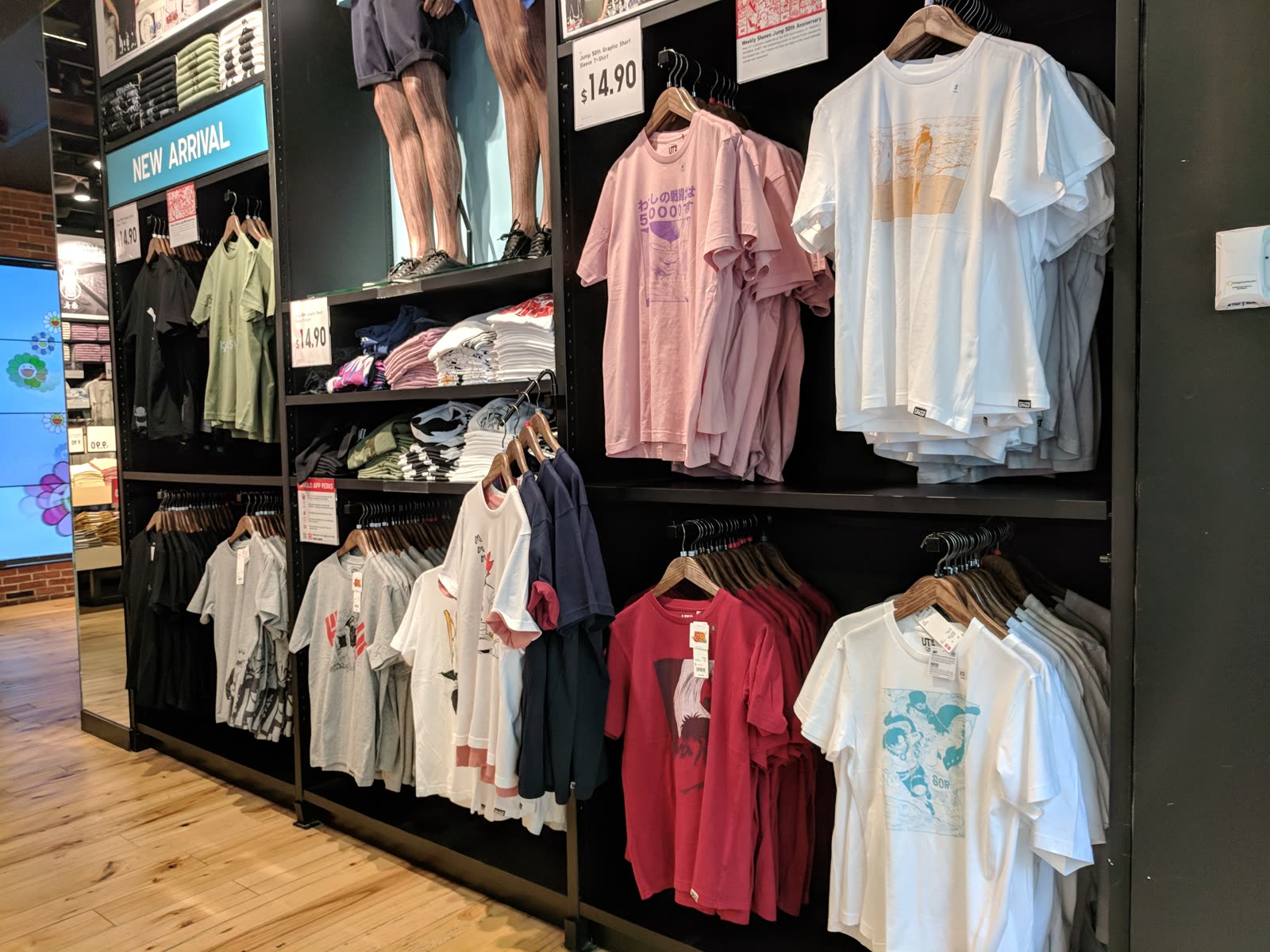 Comércio local com vitrine de produtos